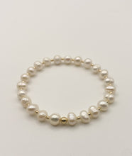Load image into Gallery viewer, Chunky pearl bracelet
